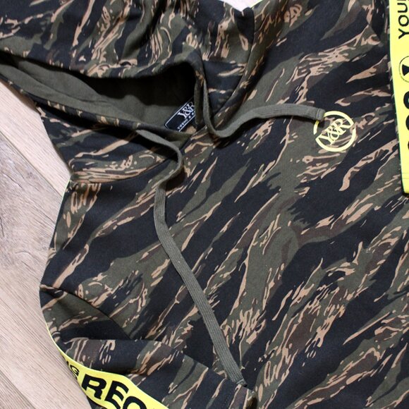 Young And Reckless Short Sleeve Hoodie Size Medium - Picture 2 of 3